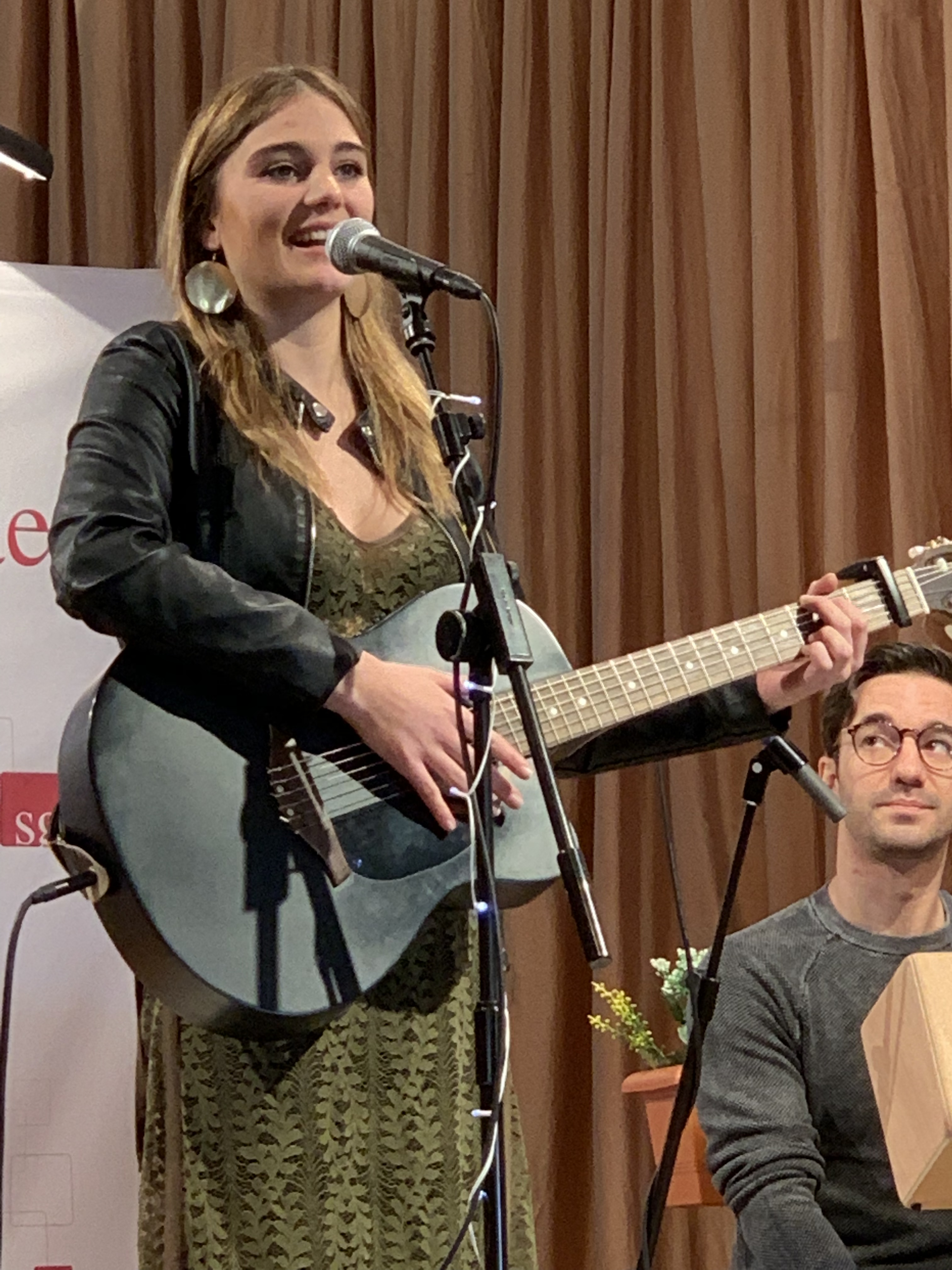 Neva posando en exteriores