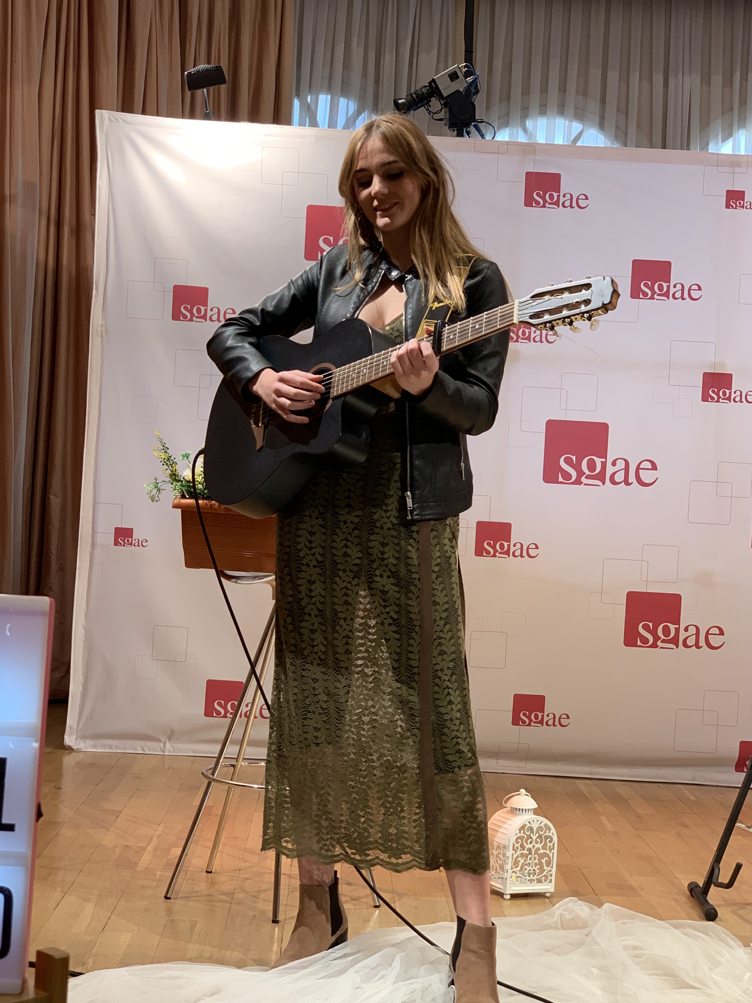 Neva durante la presentación de Sin Permiso