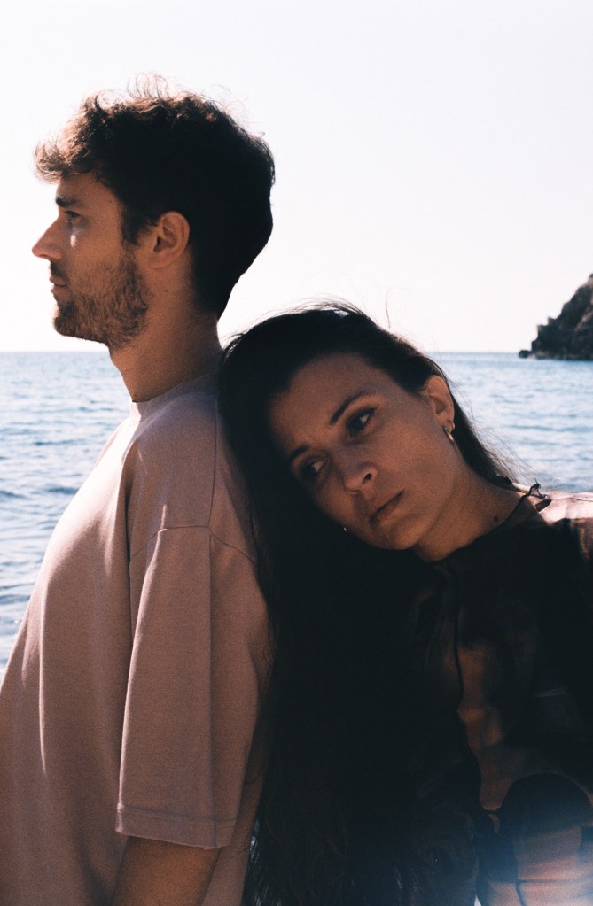 Bela Ālban en sesión promocional