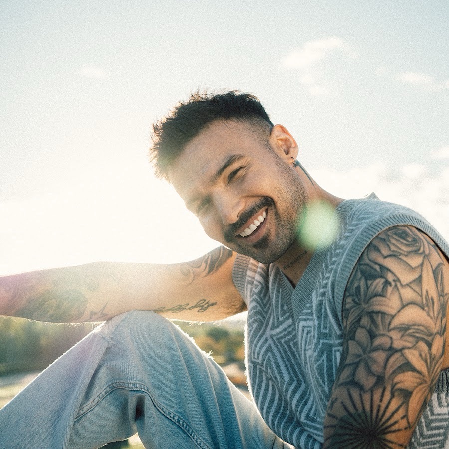 Ezio Oliva en promoción en España