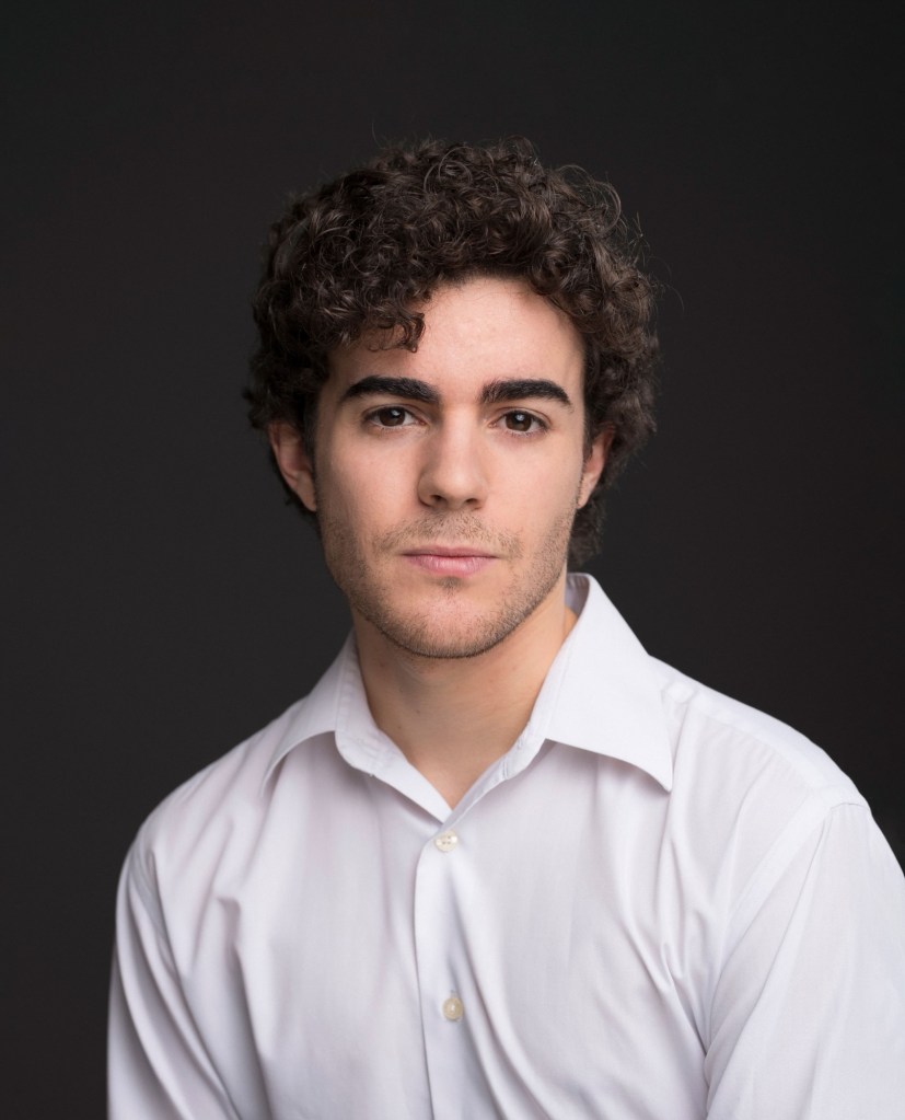 Marcos Arbex y el elenco de Mujercitas en teatro