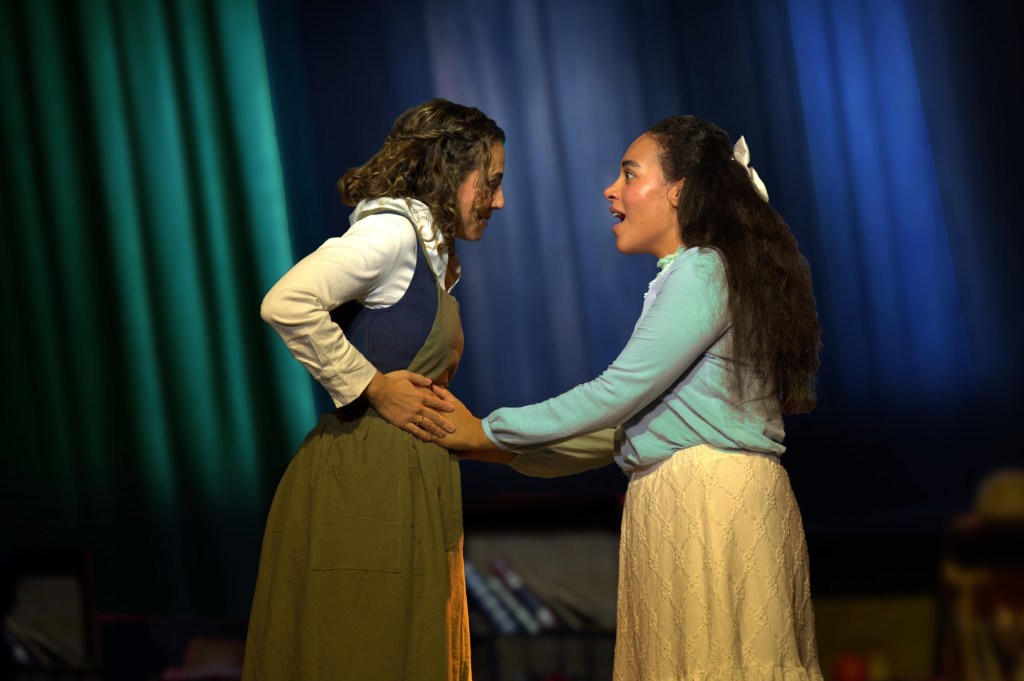 Escenografía y reparto de Mujercitas en escena