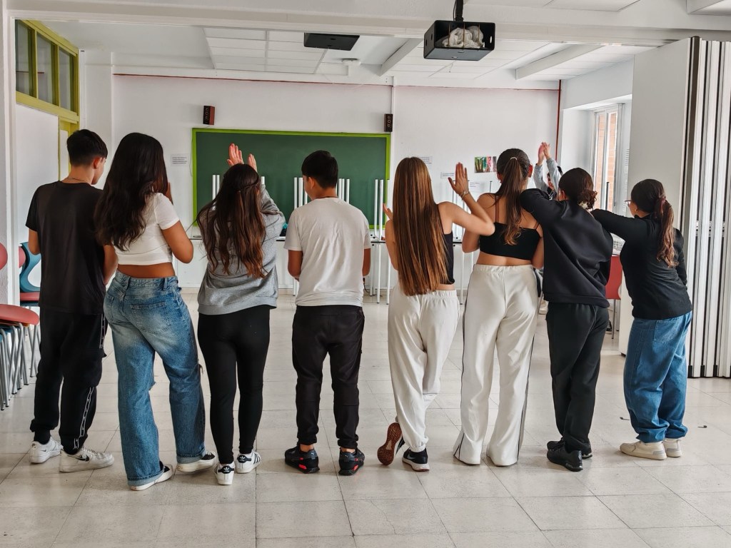 Alumnado del taller Barraca XXI en una de las sesiones de danza